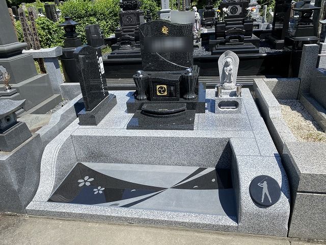 大里郡寄居町に素敵なデザインのお墓ができました 熊谷市をはじめ埼玉北部の墓石は 飯野石材店 大里郡寄居町